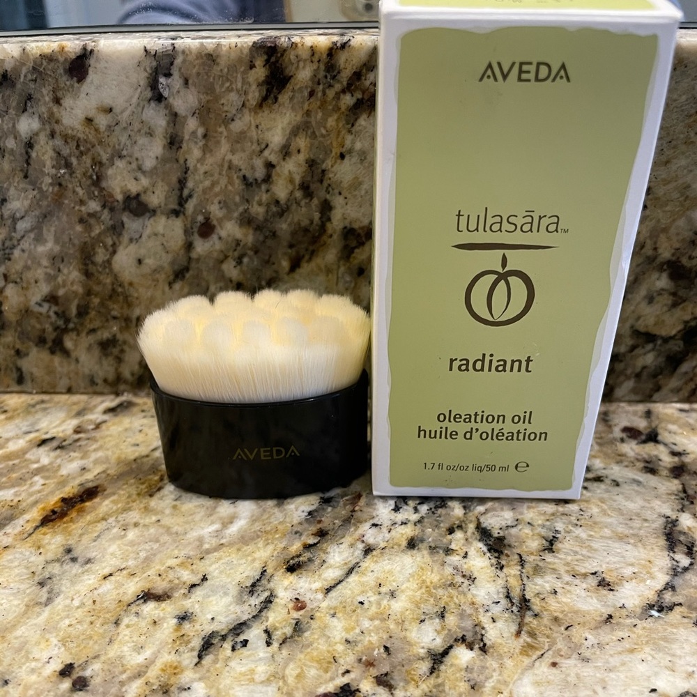 Aveda Tulasara Oleation Oil and Brush Kit